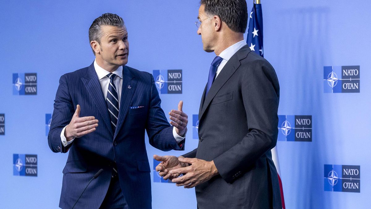 El secretario de Estado de Defensa de EEUU, Pete Hegseth, junto al secretario general de la OTAN, Mark Rutte.
