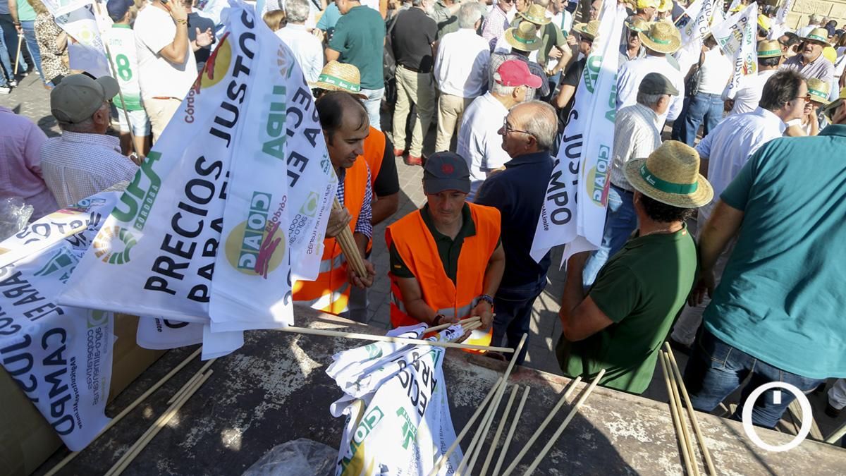 Concentración del sector agrario ante los ministros de la Unión Europea en la Puerta del Puente