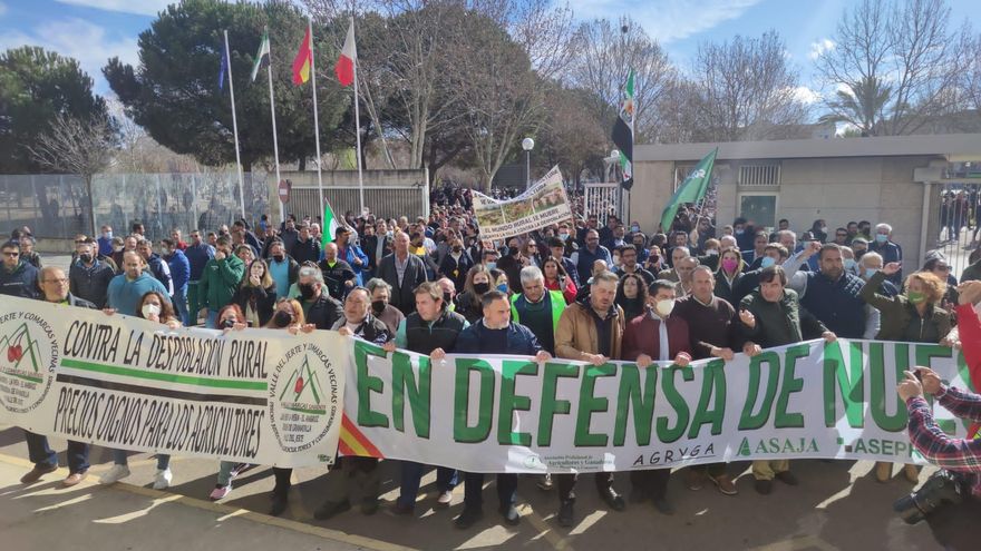 Centenares de agricultores protestan en Don Benito con motivo de Agroexpo
