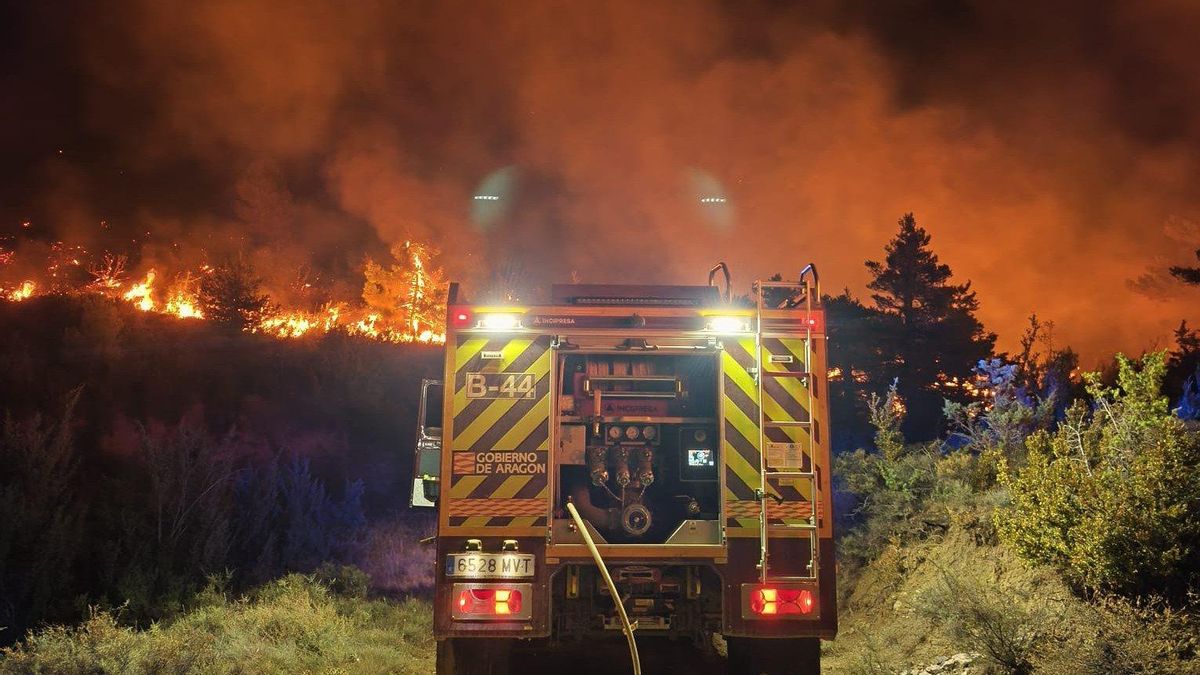 El incendio de Peñas de Riglos apenas aumenta su perímetro durante la noche, pero afronta otra jornada complicada