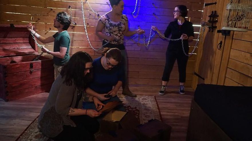 Jugadores en un escape room en una casa de madera