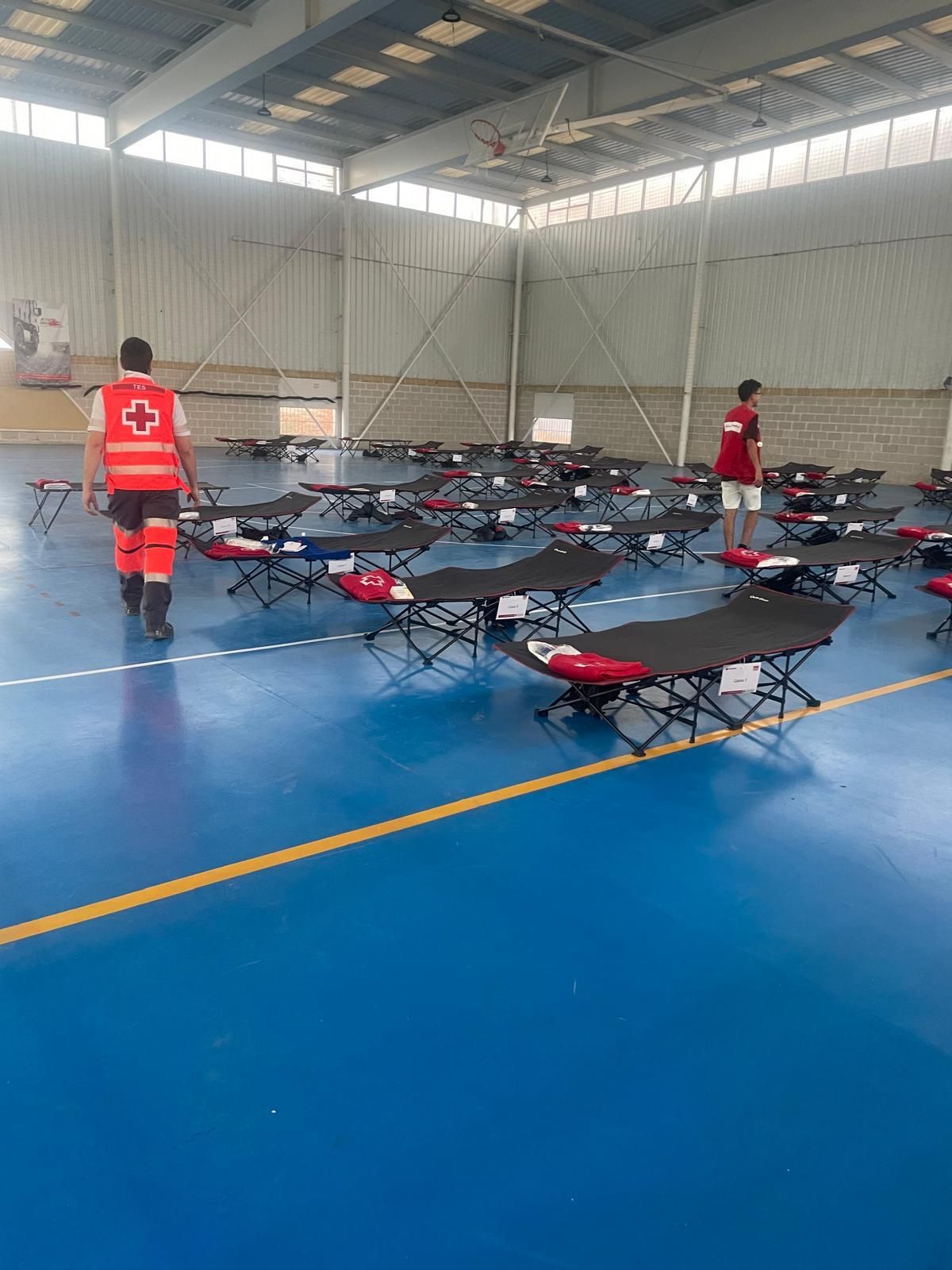 Albergue habilitado por Cruz Roja en el polideportivo de Humanes (Guadalajara) para acoger a personas afectadas por el incendio forestal de La Mierla