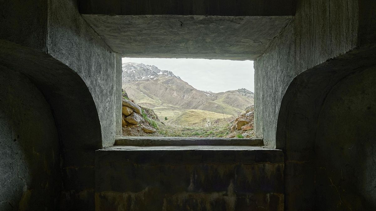 Los Pirineos desde el interior de un búnker de la Línea P.