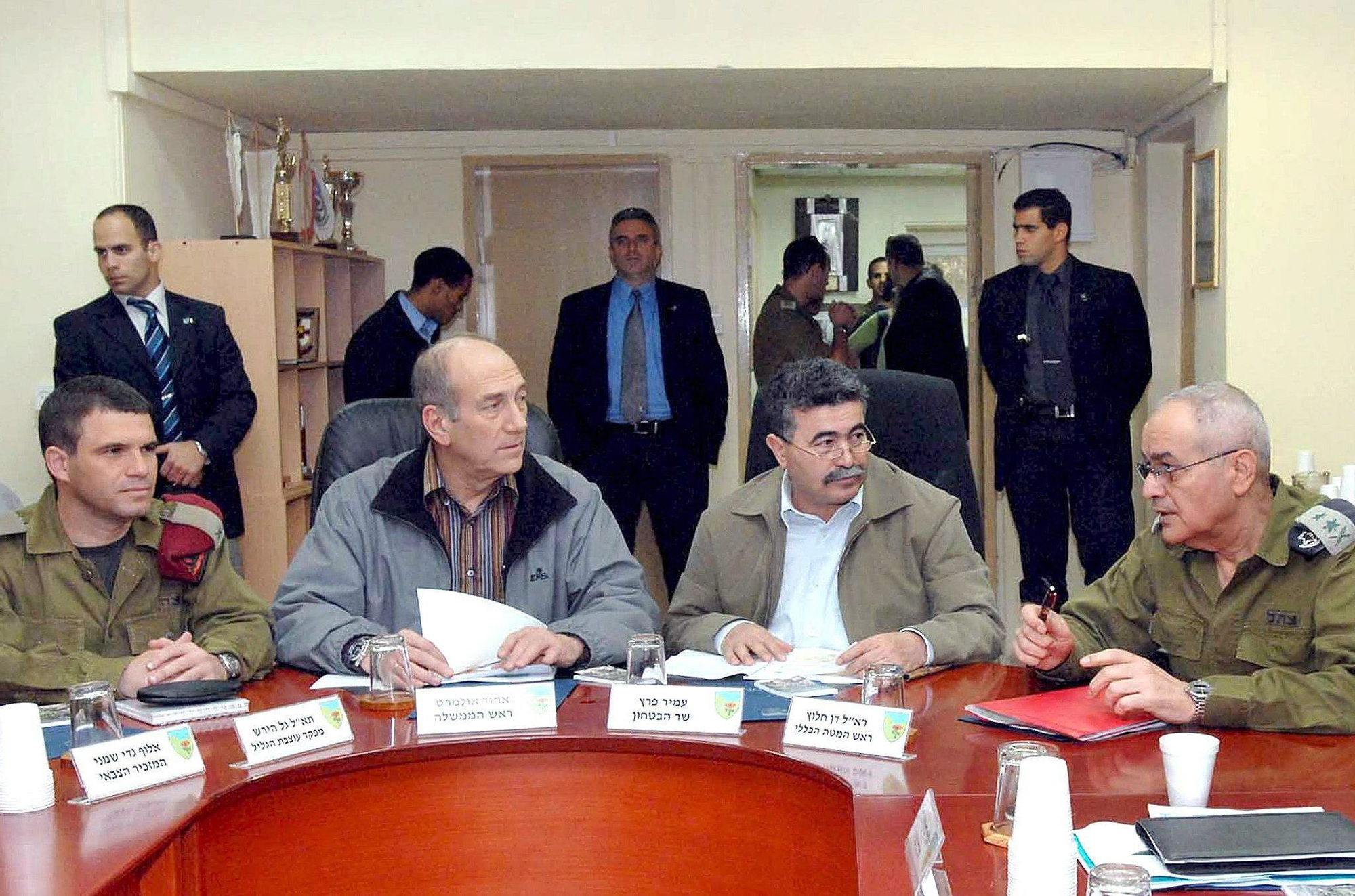 El primer ministro israelí, Ehud Olmert, y su ministro de Defensa, Amir Peretz, se reúnen con la cúpula del Ejército en plena guerra del Líbano en 2006