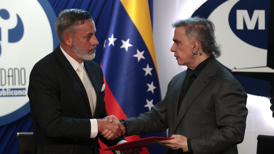 El fiscal general de Venezuela, Tarek William Saab, junto al diputado Giuseppe Alessandrello durante una rueda de prensa este martes, en Caracas.