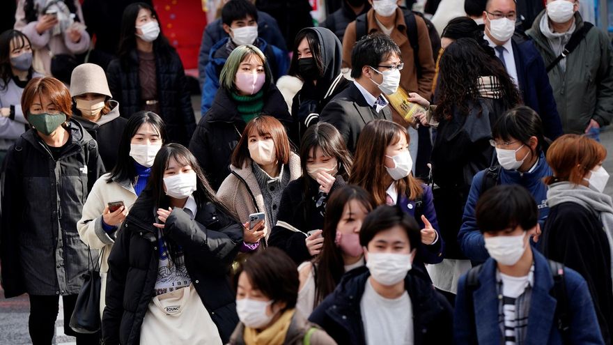 Personas con mascarilla en Japón.