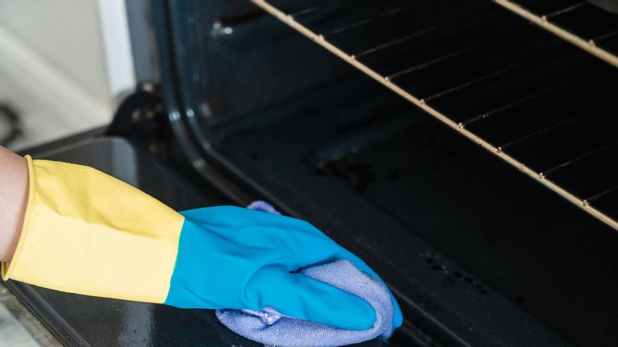 Fuera grasa y suciedad incrustada: cómo limpiar un horno sucio