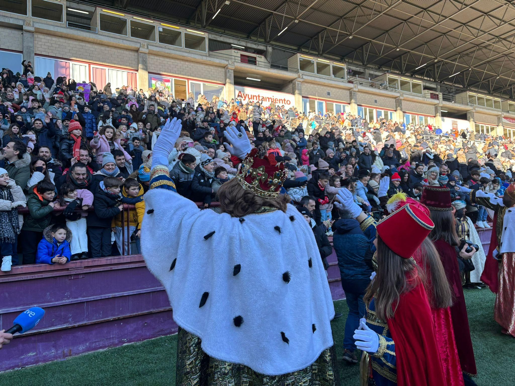 Los Reyes Magos ya están en Logroño: así ha sido el aterrizaje en helicóptero en Las Gaunas