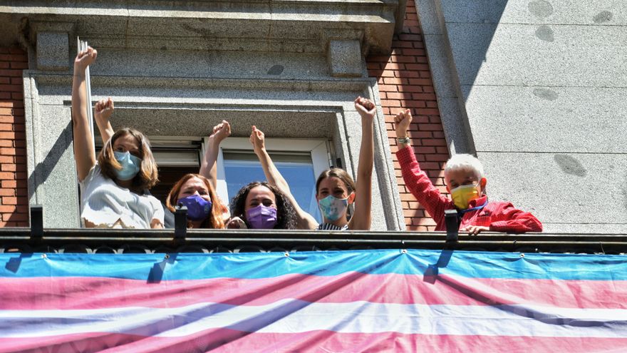 La ministra de Igualdad, Irene Montero, la directora general directora general de Diversidad Sexual y Derechos LGTBI,  Boti García, y parte del equipo del departamento, tras presentar el lema del Gobierno para el Orgullo de 2021.