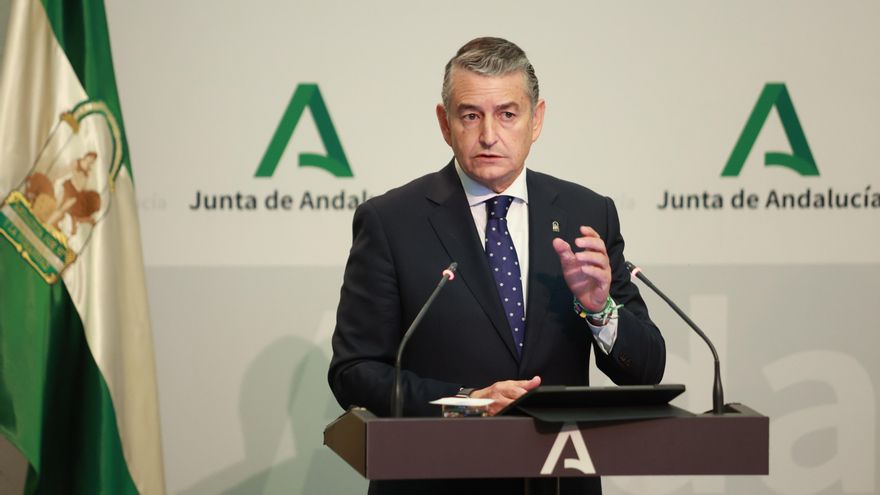 El consejero andaluz de Salud acusa a las víctimas del cribado de crear una "alarma social bestial" que colapsó sus sistemas