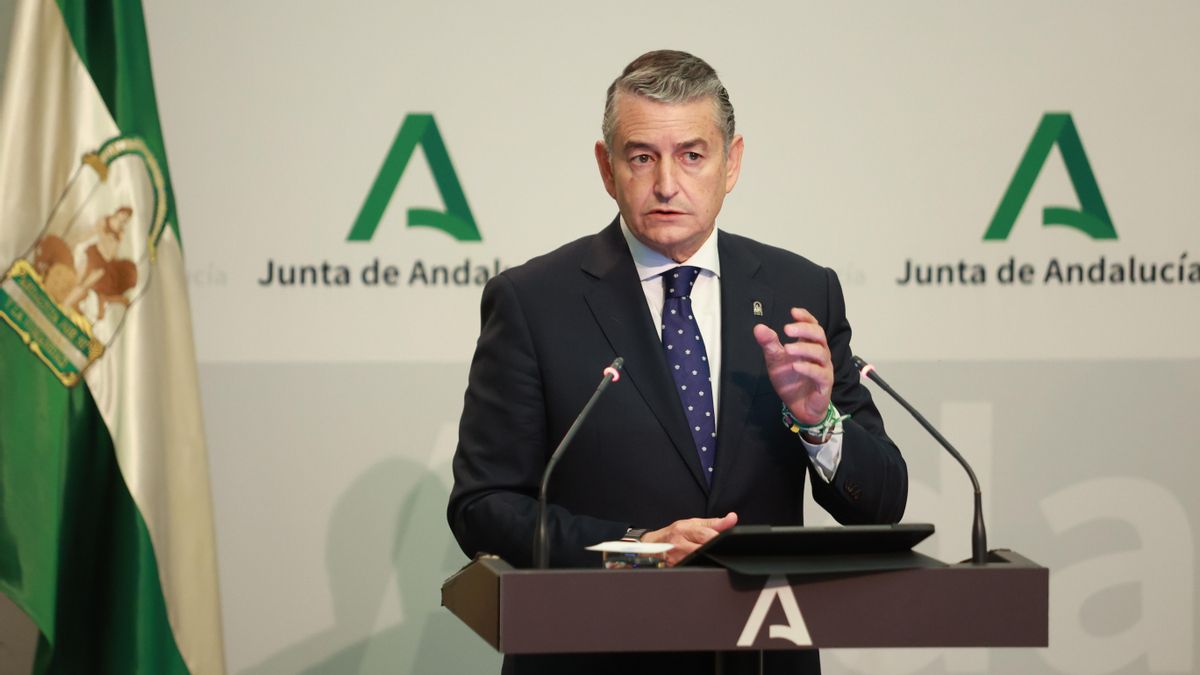 El consejero andaluz de Salud acusa a las víctimas del cribado de crear una "alarma social bestial" que colapsó sus sistemas