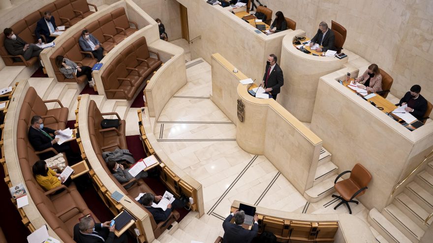 Archivo - El consejero de Desarrollo Rural, Ganadería, Pesca, Alimentación y Medio Ambiente, Guillermo Blanco, interviene en el pleno del Parlamento de Cantabria