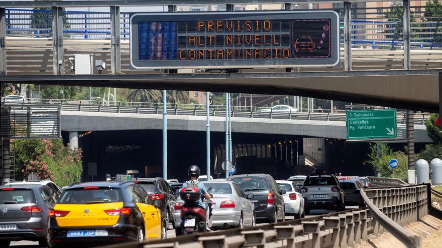 Los jueces censuran a Colau por priorizar el medio ambiente sin calcular el coste de cambiar coches contaminantes