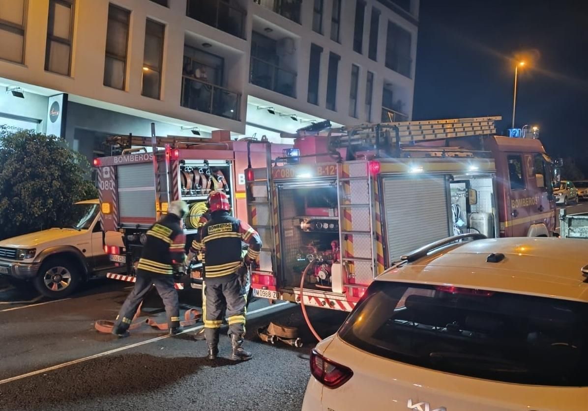 Dispositivo para actuar en el incendio. BOMBEROS LA PALMA