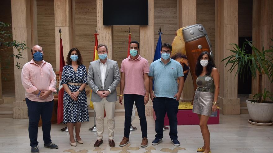 El alcalde, Vicente Casañ, se reúne con los responsables de AJE