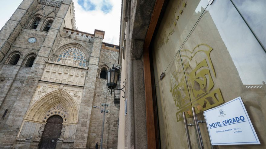 Vista de un hotel cerrado junto a la catedral, en pleno centro de Ávila. EFE/Raúl Sanchidrián/Archivo