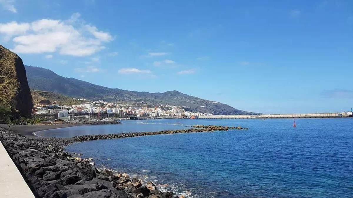 Imagen de archivo. Cielo casi despejado en este de La Palma. Playa Bajamar (Breña Alta) con Santa Cruz de La Palma al fondo.