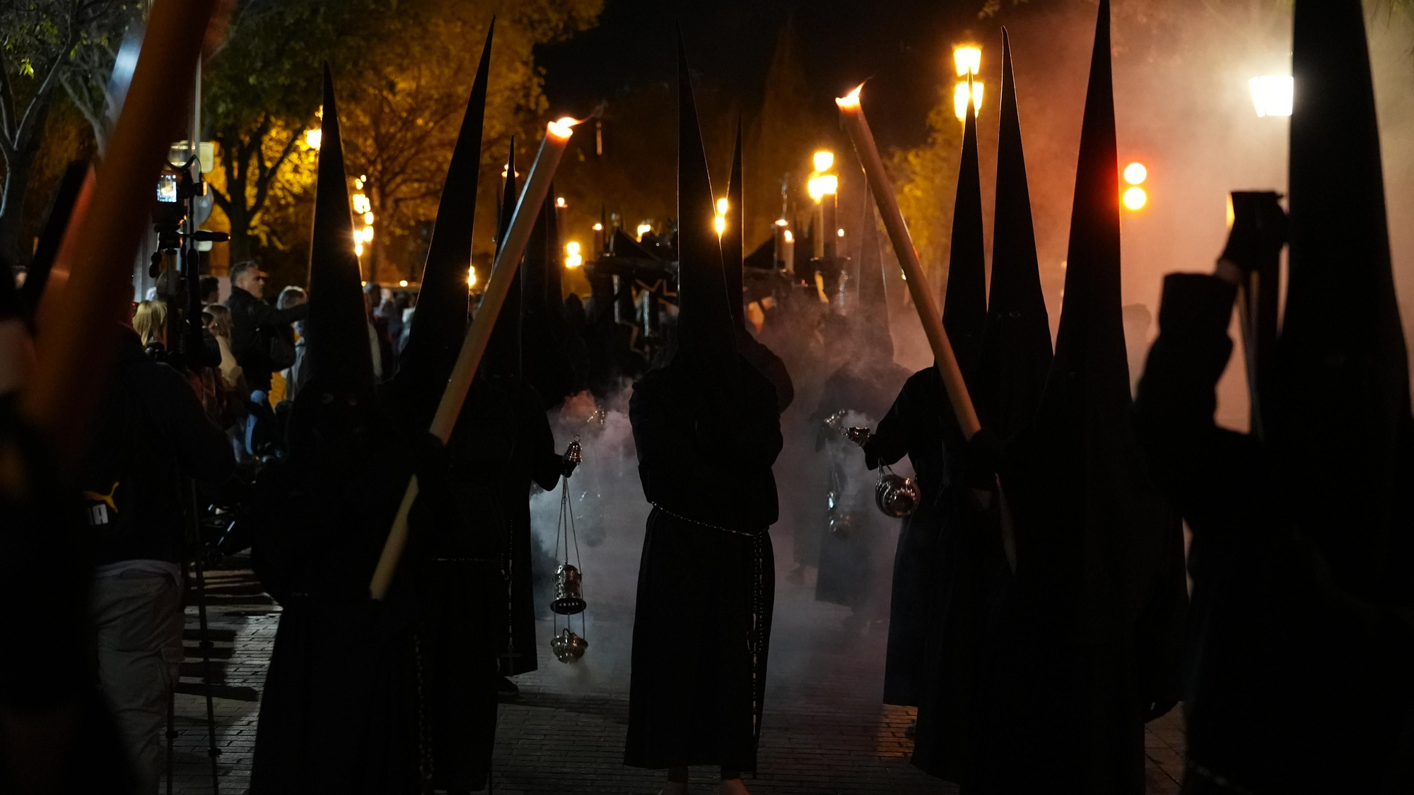 La salida procesional del Via Crucis, en imágenes