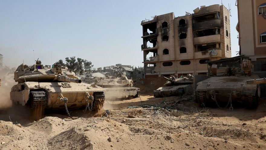 Un tanque del ejército israelí frente a edificios dañados en las inmediaciones del Hospital de Campaña Jordano en la ciudad de Gaza.