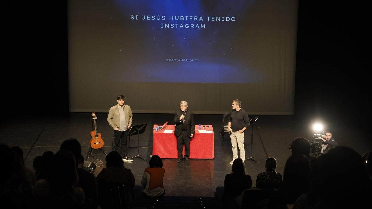 Presentación del musical ‘Si Jesús hubiera tenido Instagram’, en el centro el arzobispo de Valladolid, Luis Argüello.