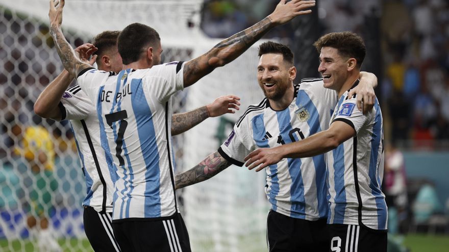 Con un Messi encendido y suspenso en el final, Argentina se sacó de encima a Australia y ya está en cuartos