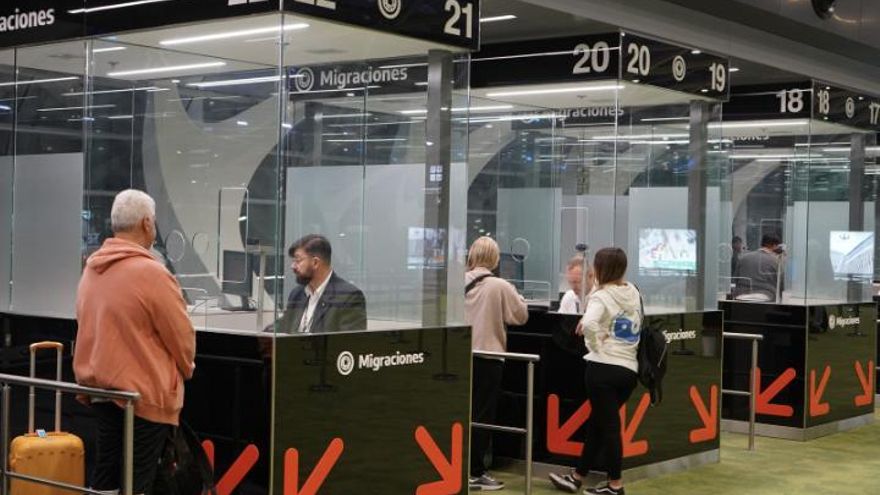 Milei le quita atribuciones a Santilli y le traspasa el control migratorio y el Renaper a Seguridad