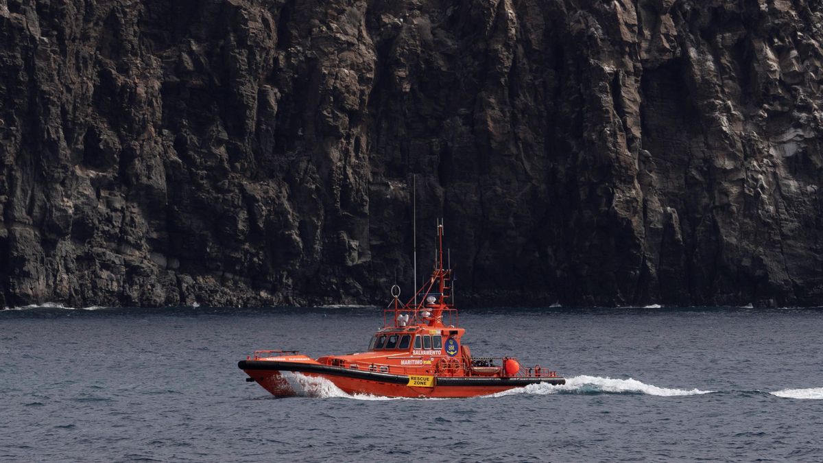 Rescatado un cayuco con unas 40 personas cerca de la costa de Tenerife
