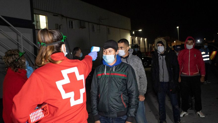 Trasladan a Motril (Granada) a 62 migrantes rescatados cerca de la costa granadina