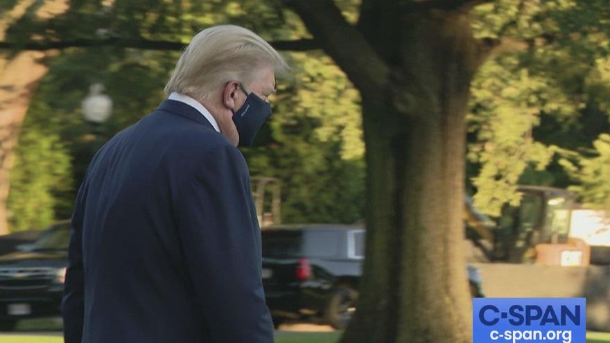 Trump camina el viernes hacia el helicóptero que le llevó al hospital.