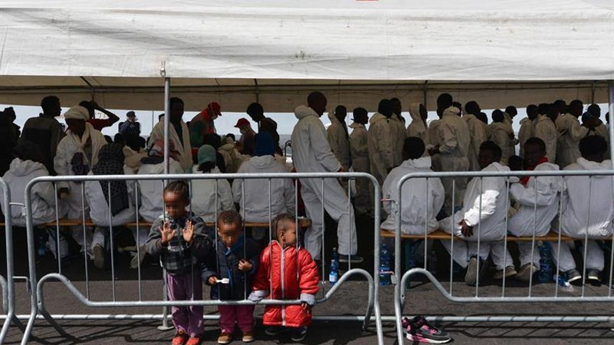 La Guardia Costera italiana rescata a 378 personas y recupera un cadáver