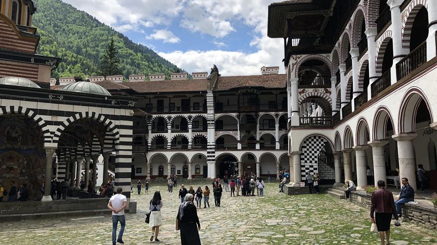 La ruta de los siete lagos de Bulgaria que acaba en el monasterio más bello del país