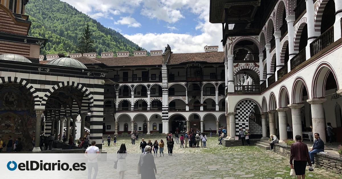 La ruta de los siete lagos de Bulgaria que acaba en el monasterio más bello del país