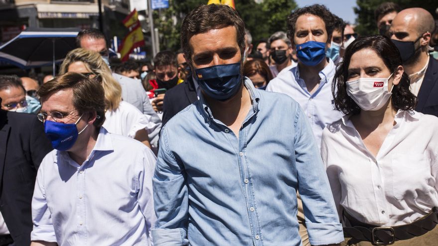 Pablo Casado, escoltado por Martínez-Almeida y Díaz Ayuso, en la concentración contra la concesión de los indultos