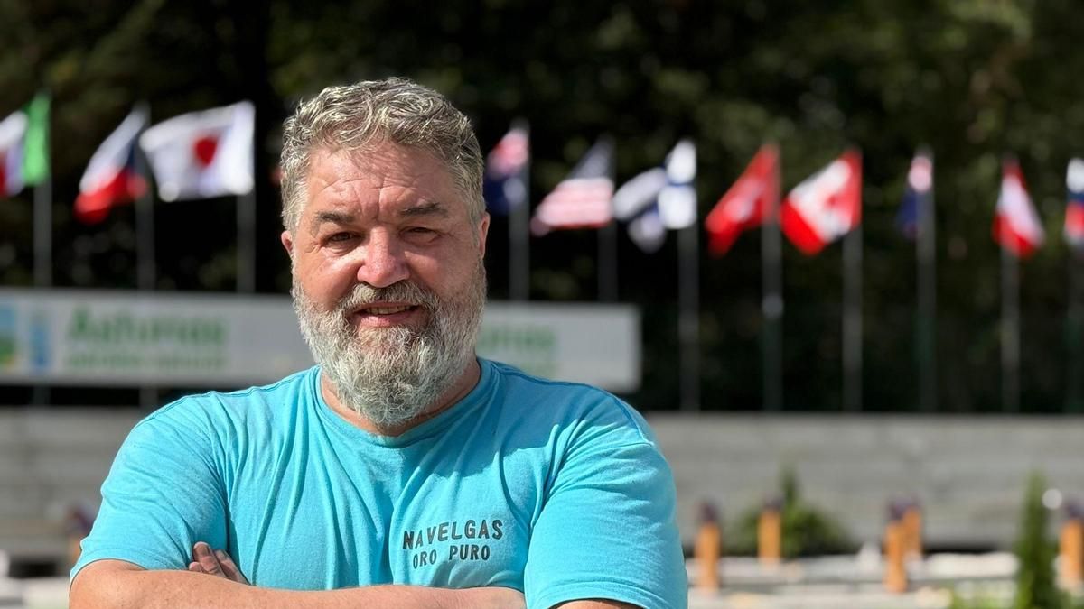 César Castaño, en Navelgas, durante los preparativos del campeonato de bateo.