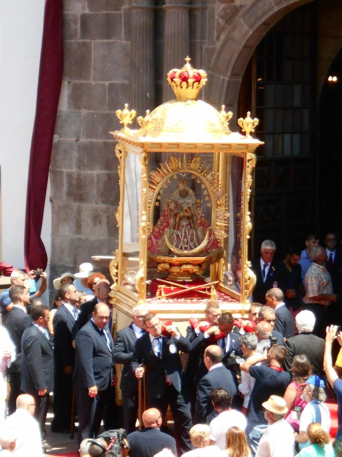 El  Sillón de Viaje de oro de la Virgen de las Nieves: celebrando 50 años de tradición y devoción.