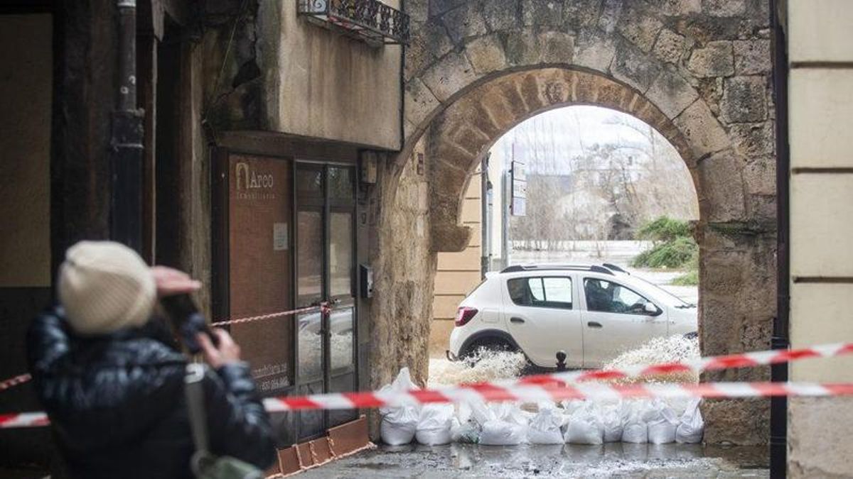 Confinan la localidad soriana de San Esteban de Gormaz e inician el desalojo de viviendas por la crecida del Duero