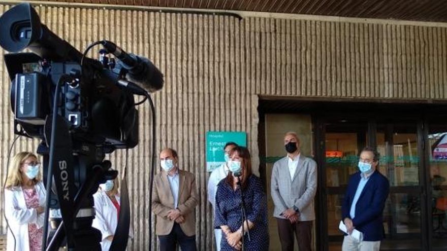 La consejera, en la atención a los medios a las puertas del Hospital Ernest Lluch.
