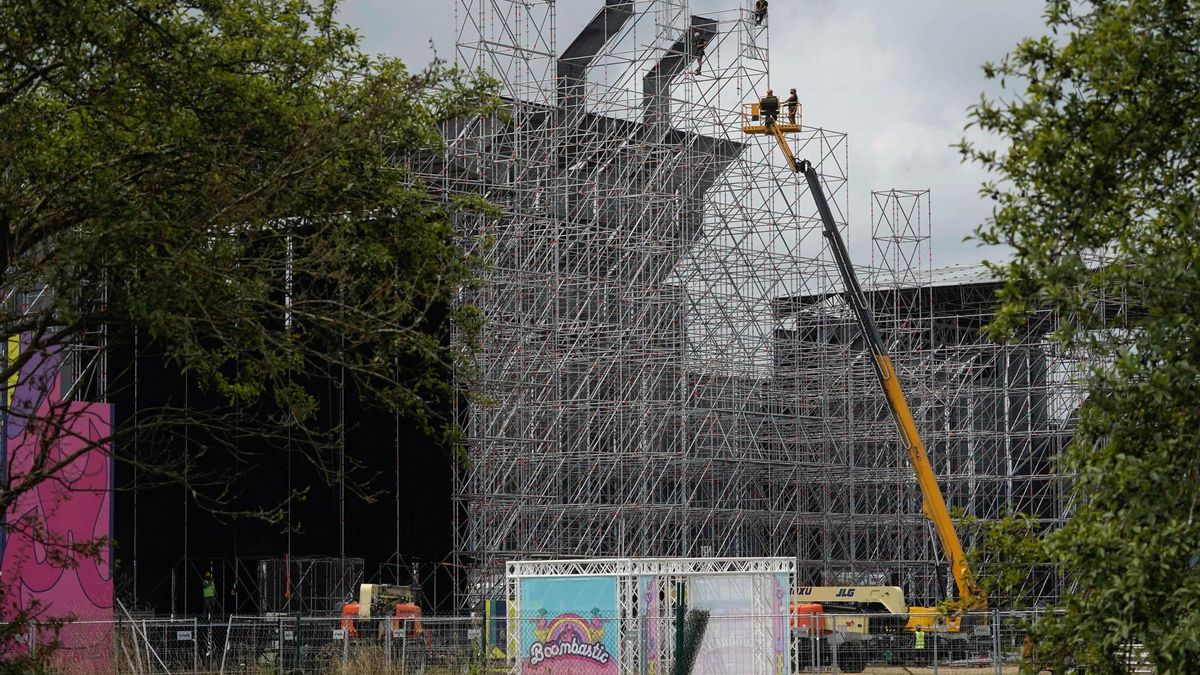 Montaje del Festival Boombastic estos días en Llanera