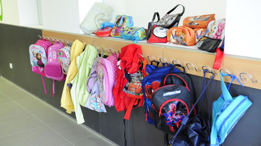 Mochilas y chaquetas en una clase