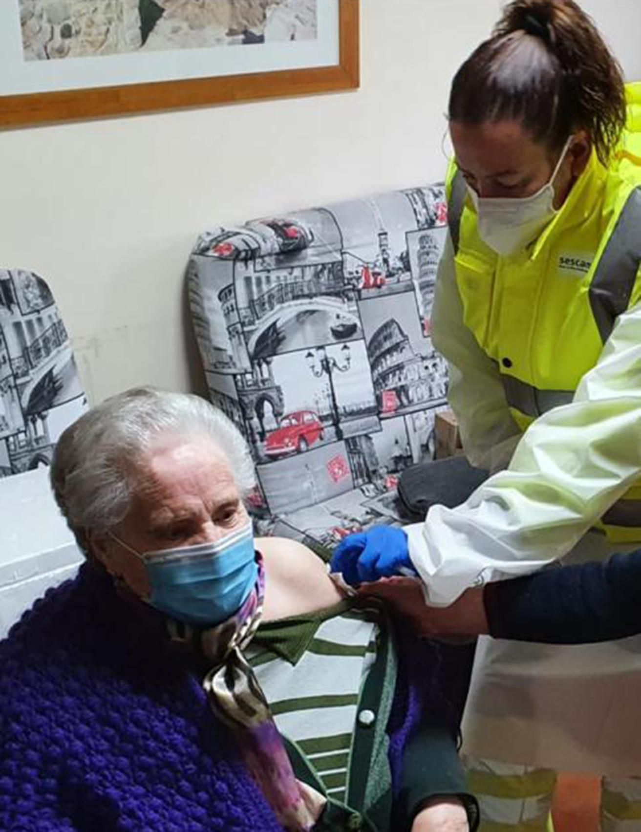 Inmaculada Sobrino Pardo, de 91 años, la primera de las residentes en vacunarse en Aldea del Rey (Ciudad Real)