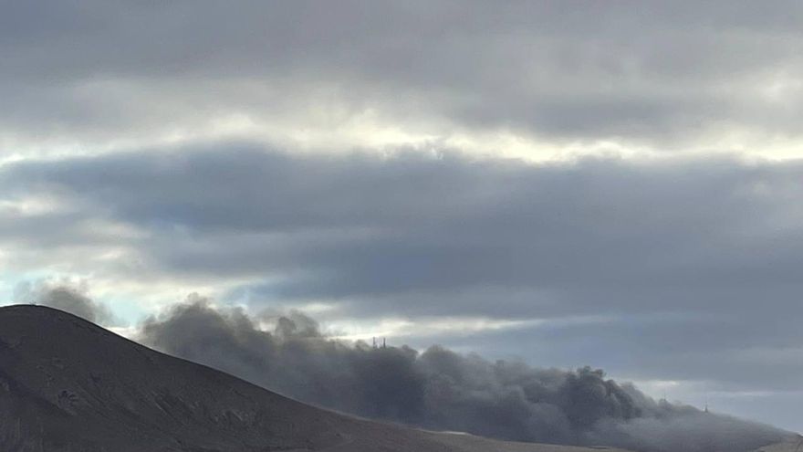 Arde el vertedero de Lanzarote: ''El viento no ayuda y se está propagando rápido''