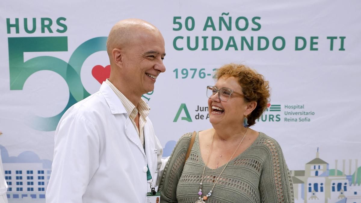 Isabel, la paciente, junto al director del Reina Sofía de Córdoba.