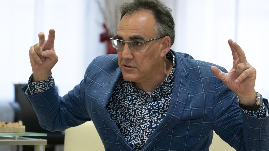 Raúl Pesquera gesticula durante su entrevista con elDiario.es.