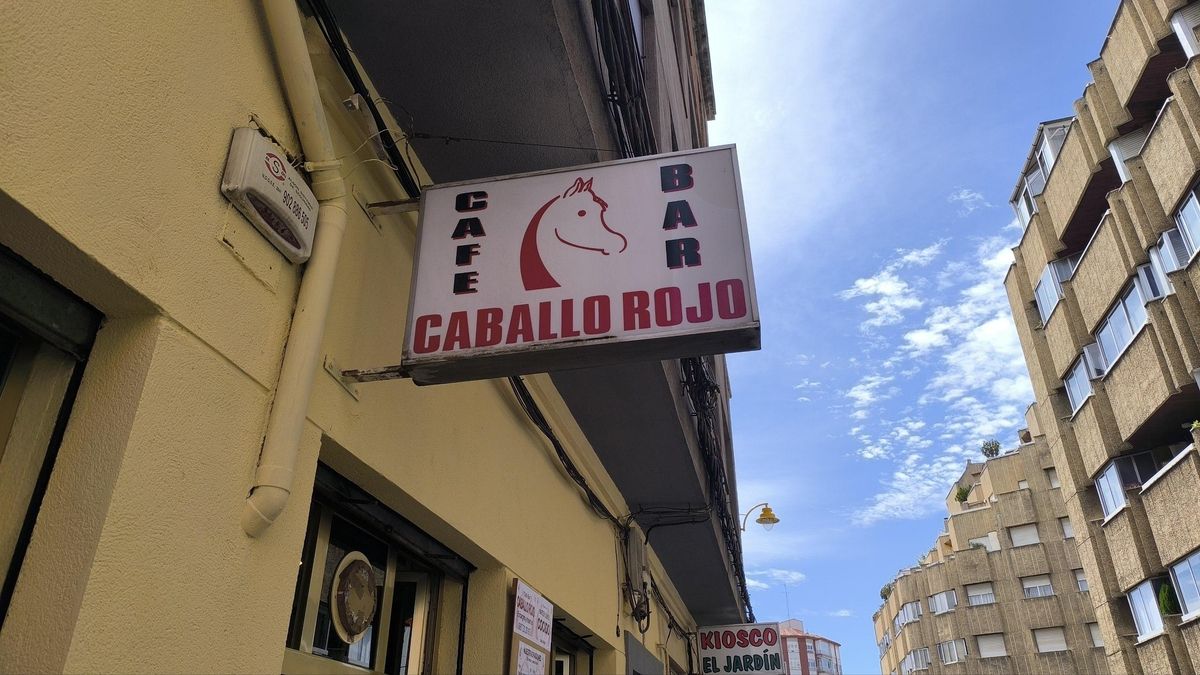 El mítico cartel del Caballo Rojo.