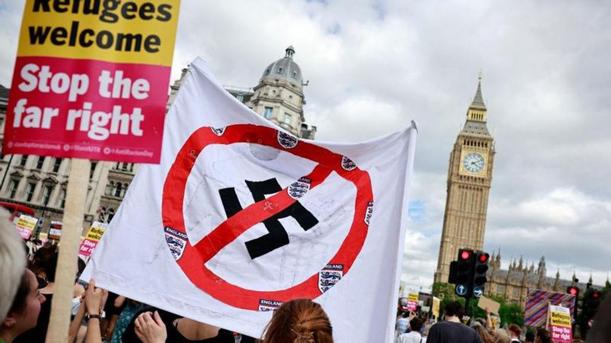 Un grupo de personas en una manifestación contra la extrema derecha y a favor de los refugiados en Londres el 10 de agosto de 2024.