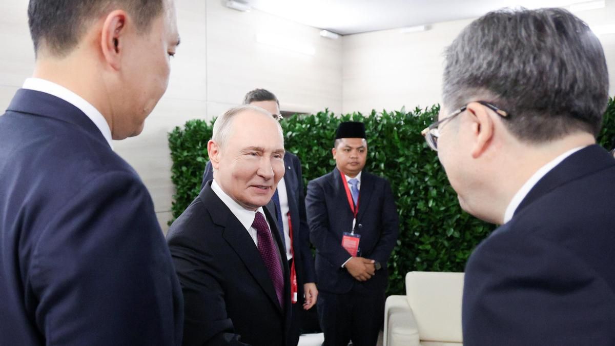 Putin ordena suspender tres días los ataques a Kiev tras la llegada a Moscú de los emisarios de Trump