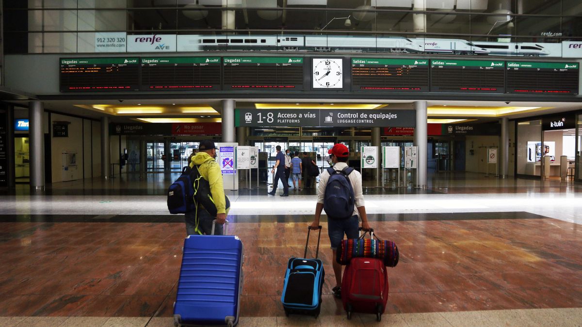 Viajeros suben al AVE en la estación María Zambrano de Málaga, durante el primer día de la Fase 3. Málaga a 8 de junio del 2020 (Foto de archivo).
