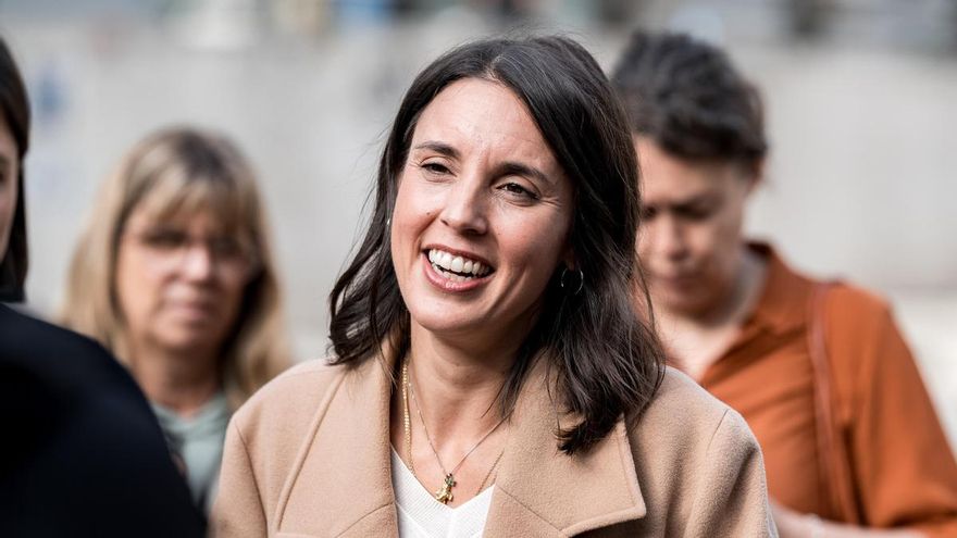 La secretaria general de Podemos, Irene Montero, atiende a los medios de comunicación, en la Plaza del Museo Nacional Reina Sofía, a 5 de octubre de 2026, en Madrid (España).