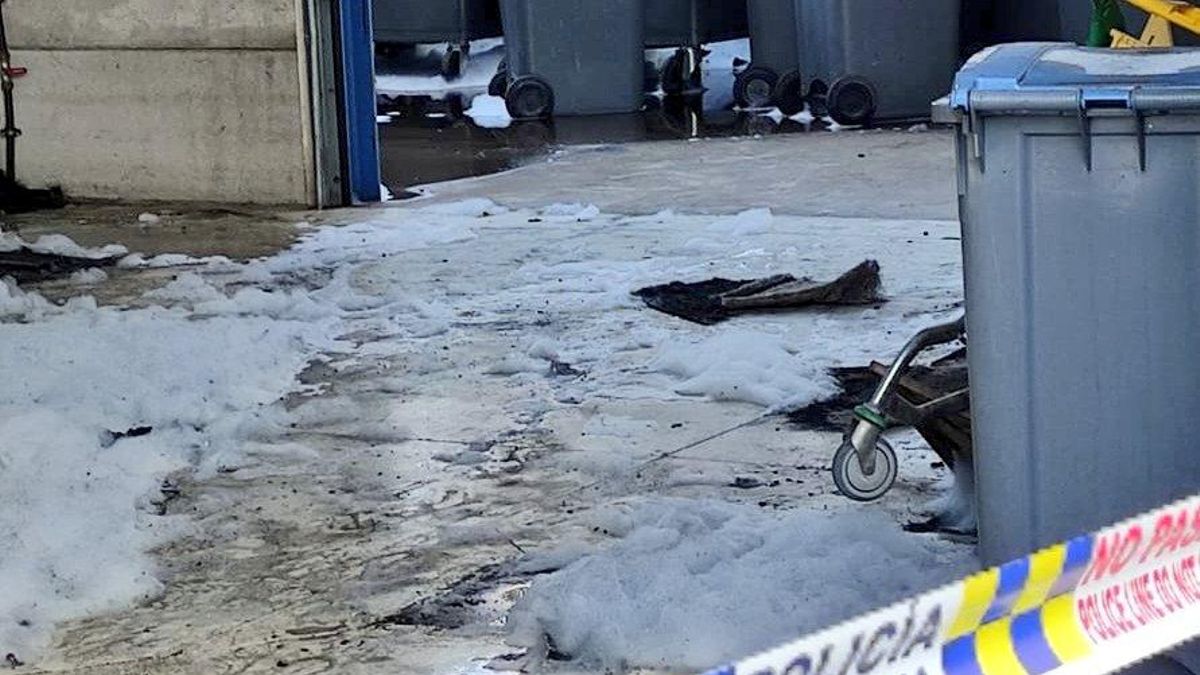 Controlado y extinguido un incendio que afectó parcialmente a una nave del Puerto de Las Palmas.