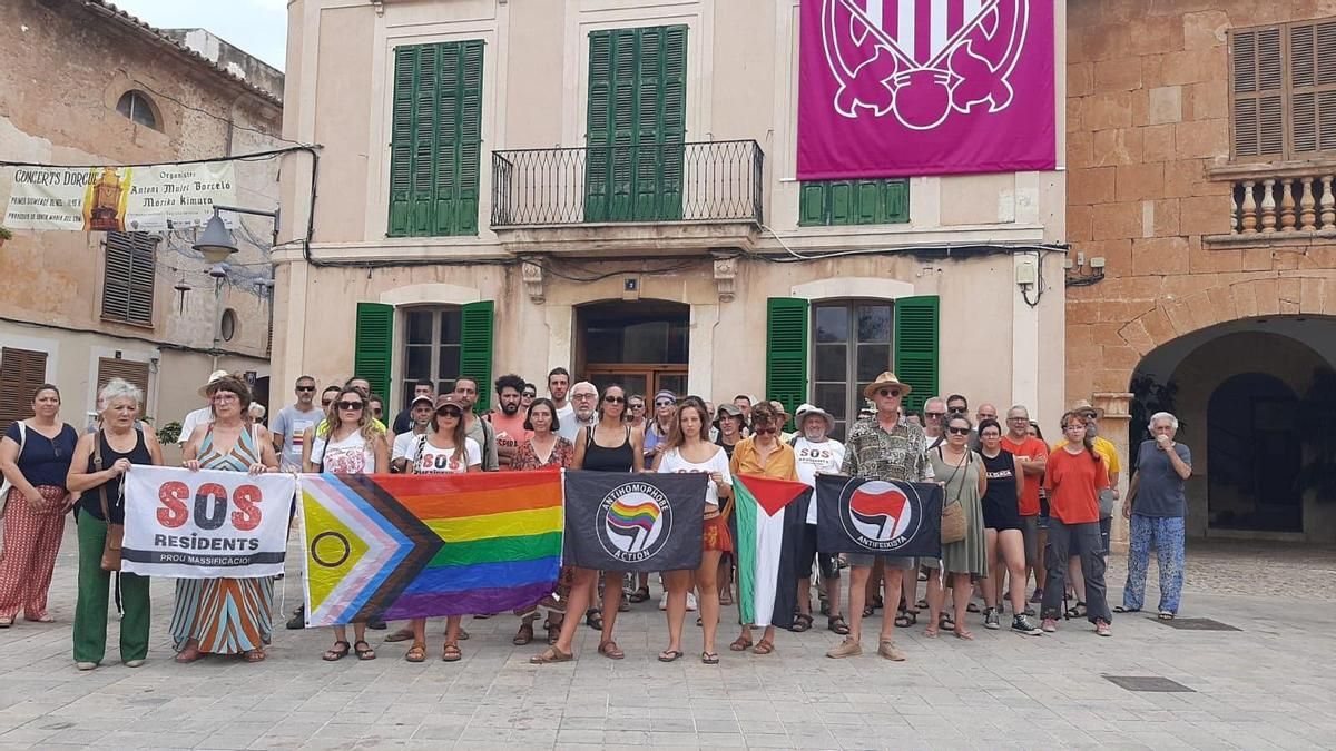 Un pueblo de Mallorca se moviliza contra varias agresiones homófobas denunciadas durante sus fiestas